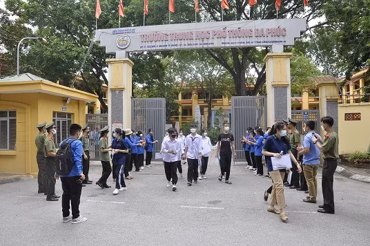 Thí sinh tại điểm thi Trường THPT Đa Phúc, Sóc Sơn (Hà Nội) kết thúc môn thi (kỳ thi tốt nghiệp THPT 2022). (Ảnh: QUÝ TÙNG)