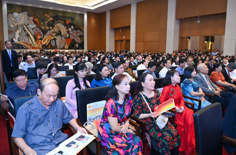 Các đại biểu và các thế hệ người làm Báo Đại biểu Nhân dân dự buổi lễ.