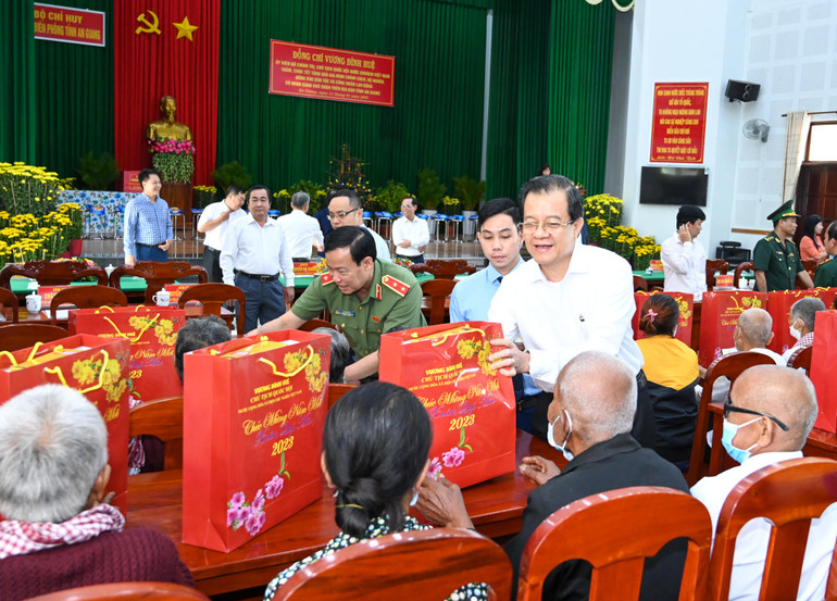 Chủ nhiệm Ủy ban Quốc phòng và An ninh Lê Tấn Tới và Bí thư Tỉnh ủy An Giang Lê Hồng Quang tặng quà Tết cho các gia đình chính sách, hộ nghèo và công nhân lao động.