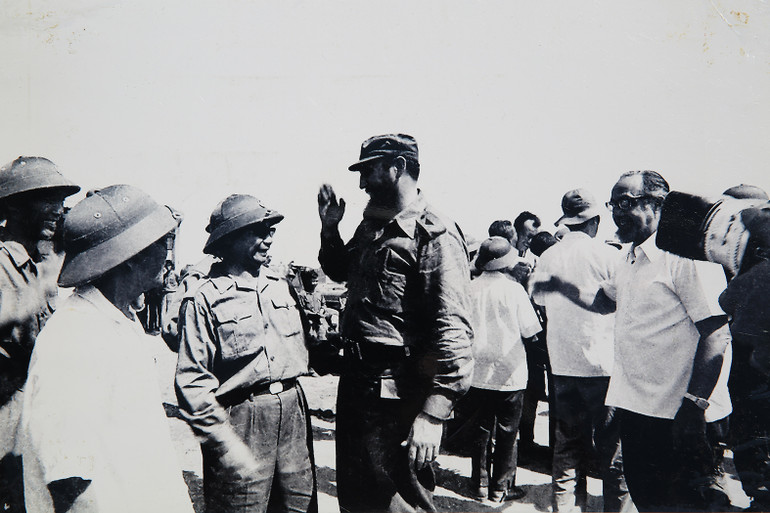 Chủ tịch Cuba Fidel Castro tạm biệt Bộ trưởng Quốc phòng Chính phủ cách mạng Lâm thời Cộng hòa miền nam Việt Nam - Trung tướng Trần Nam Trung.