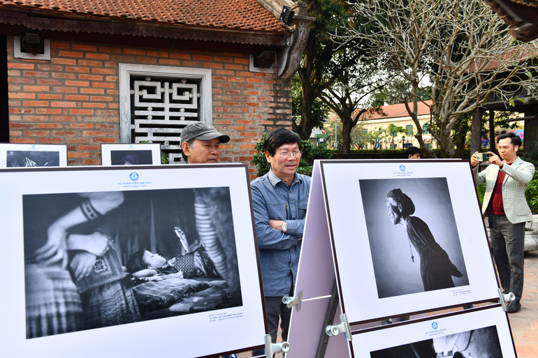 Các nghệ sĩ, người yêu thích nhiếp ảnh tham quan triển lãm.