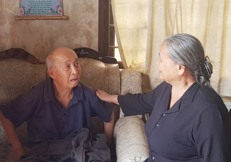 Tác giả Sĩ Sô và cô du kích Hoàng Thị Chẫm.