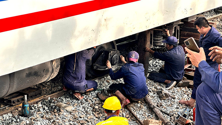 Các cán bộ, công nhân ngành đường sắt đang khẩn trương sửa chữa, khắc phục sự cố tàu bị trật bánh.