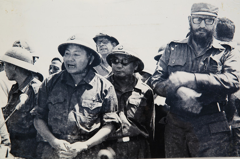 Chủ tịch Fidel Castro nghe nỗi đau thương của nhân dân Quảng Trị do quân đội Mỹ gây ra.