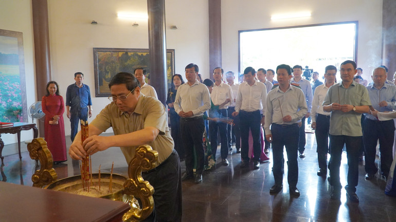 Thủ tướng Phạm Minh Chính dâng hương tại Đền thờ Cụ Phó bảng Nguyễn Sinh Sắc. (Ảnh: HỮU NGHĨA)
