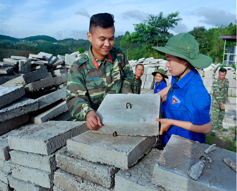 Lý Thu Huyền đã cùng cán bộ Nông-Lâm Trường tham gia xây dựng hàng trăm công trình nông thôn mới tại các xã vùng cao biên giới.