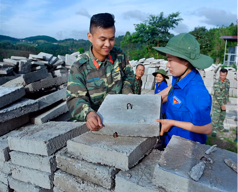 Lý Thu Huyền đã cùng cán bộ Nông-Lâm Trường tham gia xây dựng hàng trăm công trình nông thôn mới tại các xã vùng cao biên giới.