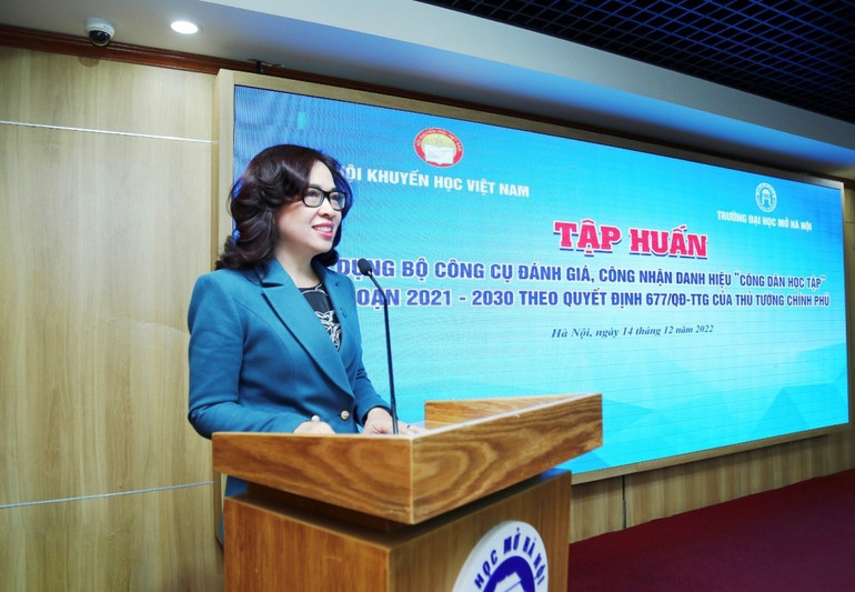 PGS, TS Nguyễn Thị Nhung - Hiệu trưởng Trường Đại học Mở Hà Nội trong một hoạt động hướng đến xây dựng xã hội học tập.