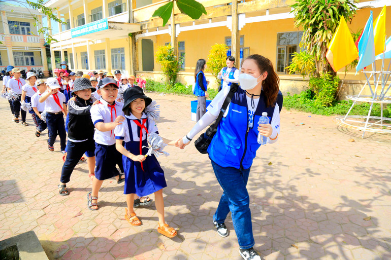 Sinh viên Trường Đại học Chung Ang hướng dẫn học sinh kỹ năng múa hát.