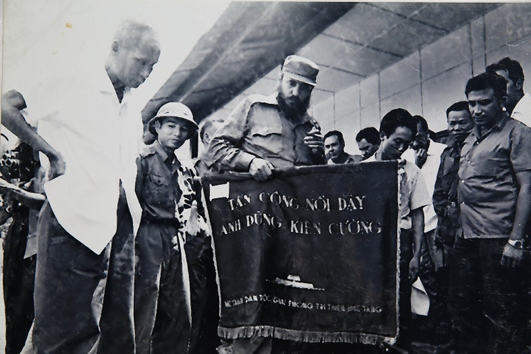 Quà tặng chiến thắng của Quân giải phóng miền nam Việt Nam.