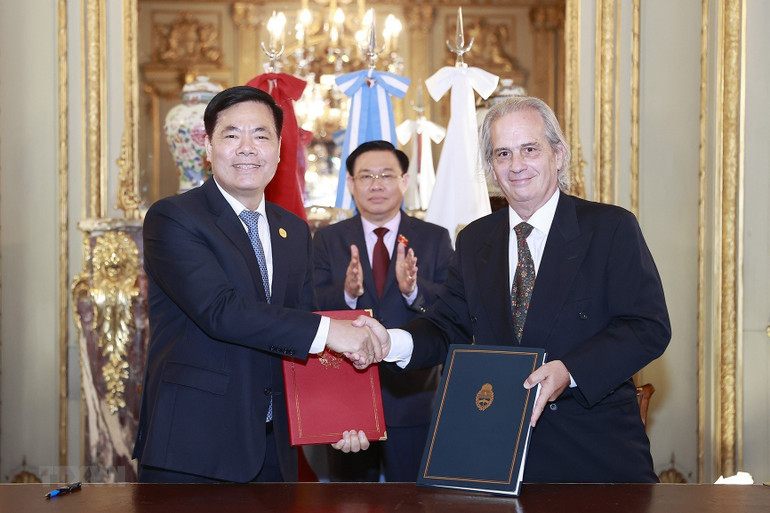 Chủ tịch Quốc hội Vương Đình Huệ chứng kiến Lễ ký kết Hiệp định chuyển giao người bị kết án phạt tù. (Ảnh: DOÃN TẤN/TTXVN)