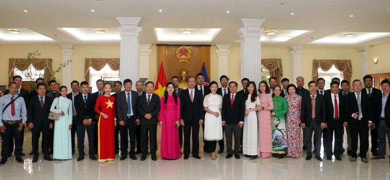 Cán bộ, đảng viên Đảng bộ tại Campuchia tham dự Lễ kỷ niệm. (Ảnh: NGUYỄN HIỆP) Cán bộ, đảng viên Đảng bộ tại Campuchia tham dự Lễ kỷ niệm. (Ảnh: NGUYỄN HIỆP)