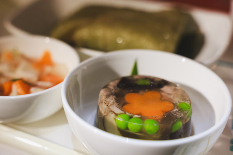 Không chỉ là những món ăn đặc trưng ngày Tết, thực đơn còn thể hiện phong vị độc đáo của các vùng miền, địa phương.