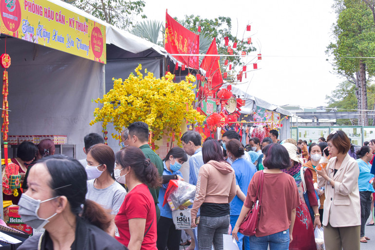 Chương trình “Phiên chợ nghĩa tình-Xuân yêu thương” Bệnh viện 175 giúp các bệnh nhân mua hàng tiêu dùng với giá rẻ.