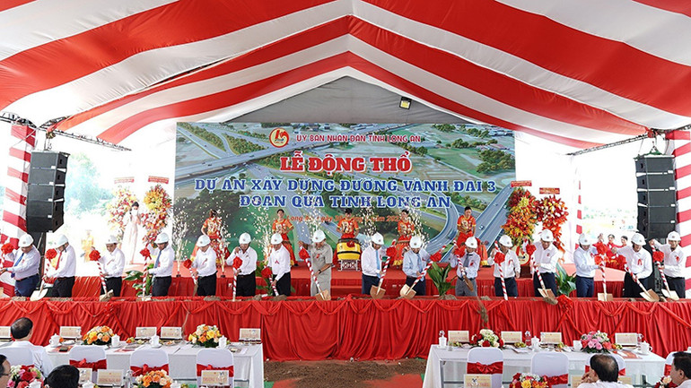 Lãnh đạo, nguyên lãnh đạo Trung ương và địa phương thực hiện nghi thức động thổ.