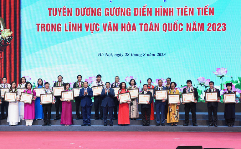 Thủ tướng Phạm Minh Chính và các gương điển hình tiên tiến trong lĩnh vực văn hóa.