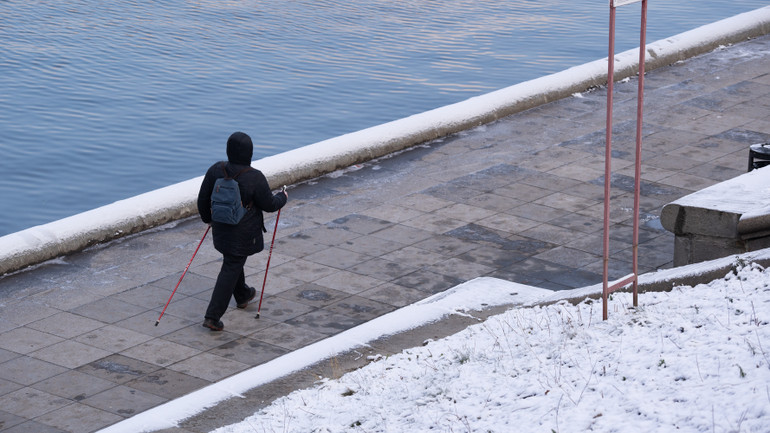 Người Nga tập thể thao ở bờ sông. (Ảnh: THANH THỂ)