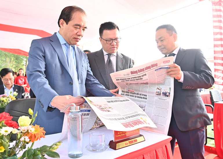 Cũng trong dịp này, Báo Nhân Dân ra mắt các trang phụ trương về các vùng kinh tế trọng điểm trên cả nước. Trong ảnh: Các đồng chí lãnh đạo Báo Nhân Dân giới thiệu với Bí thư Tỉnh ủy Tuyên Quang Chẩu Văn Lâm phụ trương Trang đồng bằng sông Hồng và Trang trung du và miền núi Bắc Bộ.