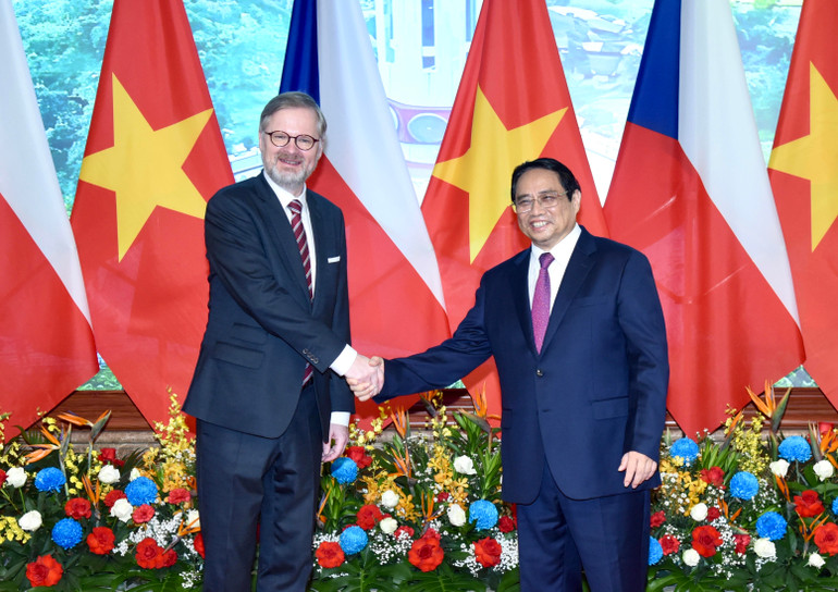 Thủ tướng Phạm Minh Chính và Thủ tướng nước Cộng hòa Séc Petr Fiala chụp ảnh chung.