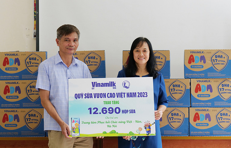 Quỹ Sữa Vươn Cao Việt Nam đến với Trung Tâm Phục hồi Chức Năng Việt-Hàn.