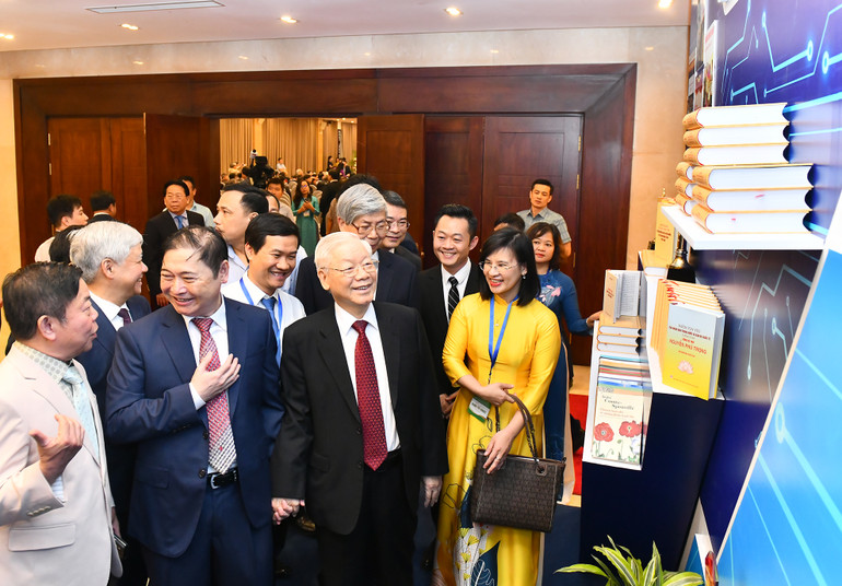 Tổng Bí thư Nguyễn Phú Trọng và các đại biểu tham quan gian trưng bày các thành tựu khoa học-kỹ thuật.