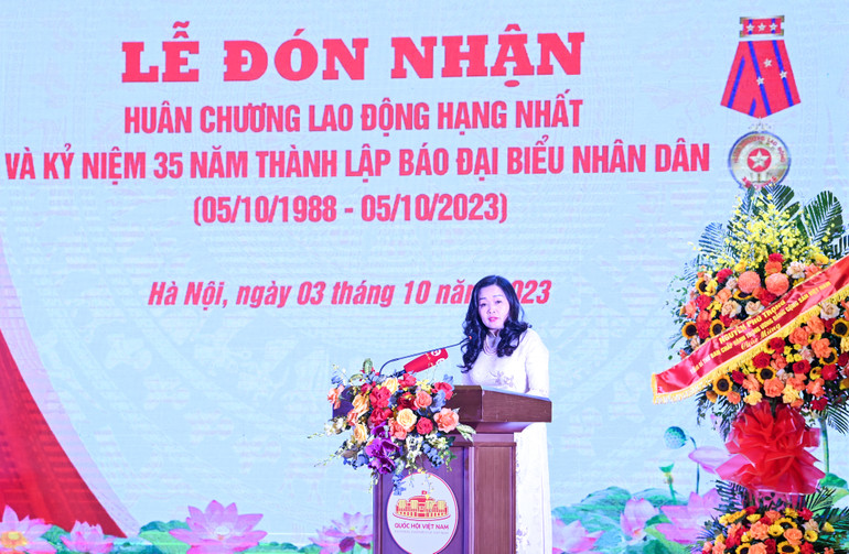Tổng Biên tập Báo Đại biểu Nhân dân Phạm Thị Thanh Huyền đọc diễn văn tại buổi lễ.