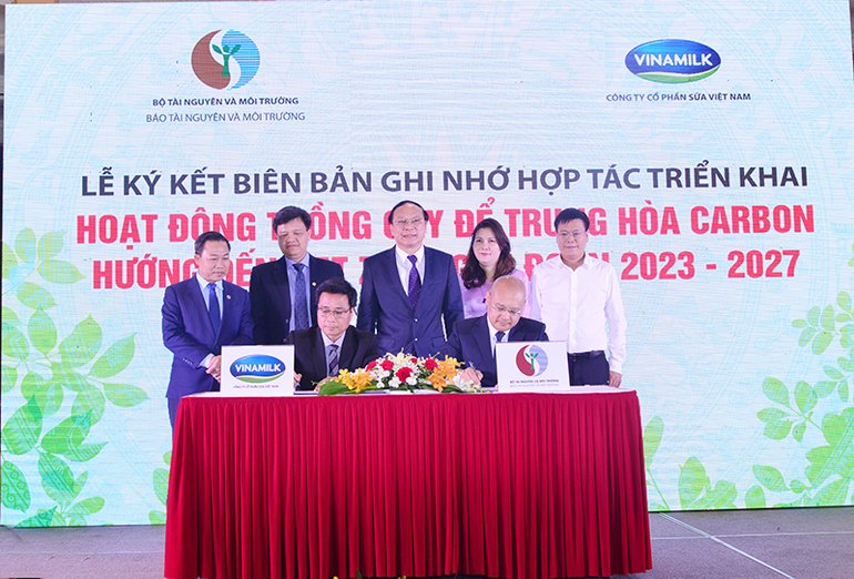 Đại diện Vinamilk và Bộ Tài nguyên và Môi trường ký Biên bản ghi nhớ vào cuối năm 2022.