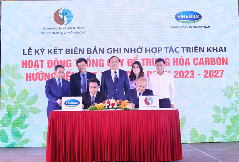Đại diện Vinamilk và Bộ Tài nguyên và Môi trường ký Biên bản ghi nhớ vào cuối năm 2022.