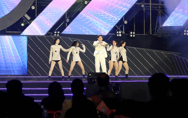 Tiết mục sôi động trong đêm khai mạc.