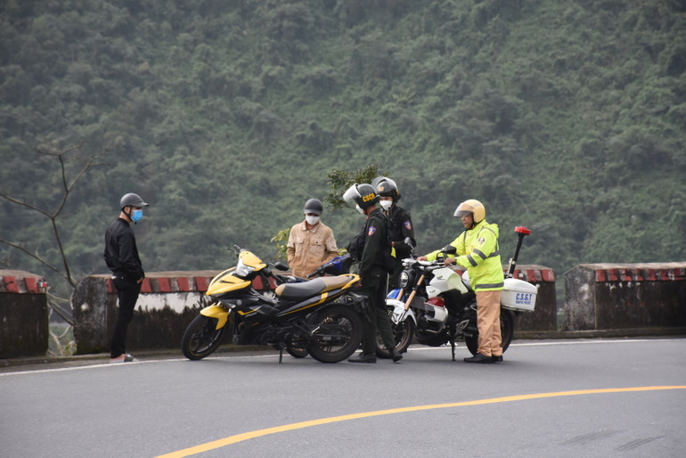 Nhắc nhở các thanh thiếu niên không tụ tập tại khúc cua tay áo trên đèo Hải Vân.