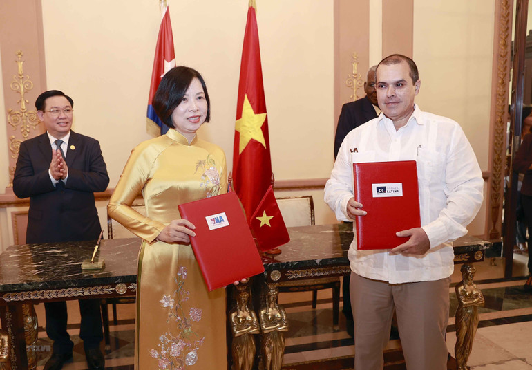 Chủ tịch Quốc hội Vương Đình Huệ và Chủ tịch Quốc hội Cuba Esteban Lazo Hernandez chứng kiến Thỏa thuận hợp tác giữa Thông tấn xã Việt Nam và Thông tấn xã Mỹ Latinh của Cuba (Prensa Latina). (Ảnh: Doãn Tấn/TTXVN)