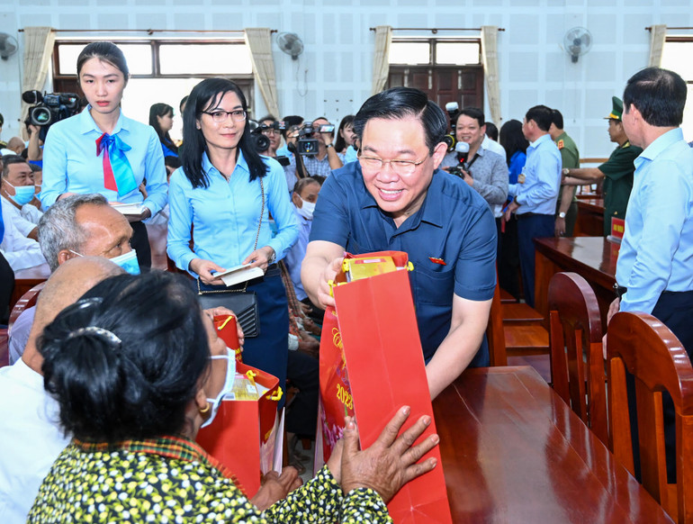 Chủ tịch Quốc hội Vương Đình Huệ tặng quà Tết cho các gia đình chính sách.