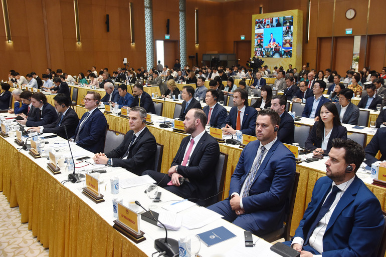 Đại diện các hiệp hội doanh nghiệp, các nhà đầu tư nước ngoài ngoài tại Việt Nam tham dự Hội nghị. Đại diện các hiệp hội doanh nghiệp, các nhà đầu tư nước ngoài ngoài tại Việt Nam tham dự Hội nghị.