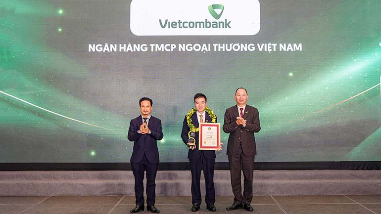 Đại diện Vietcombank (đứng giữa) nhận danh hiệu “Công ty đại chúng uy tín và hiệu quả nhất Việt Nam năm 2023” từ Ban Tổ chức.