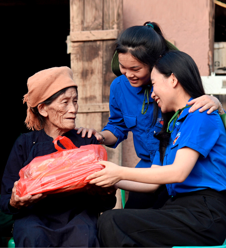 Thăm hỏi và tặng quà cho bà Lộc Thị Kít, đối tượng chính sách ở xã Bính Xá, huyện Đình Lập, Lạng Sơn.
