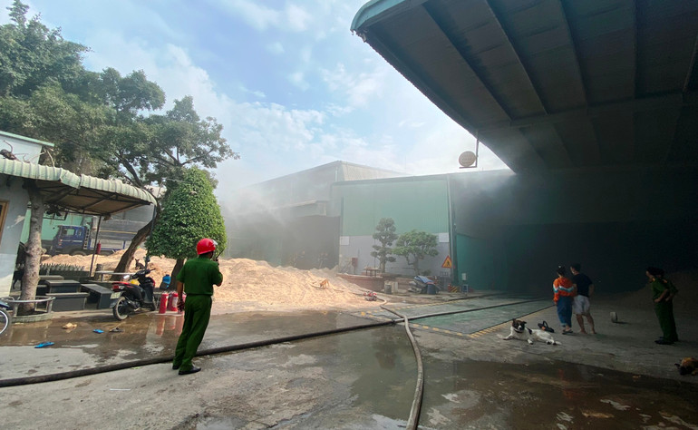 Sau nhiều giờ khống chế, ngọn lửa được dập tắt.