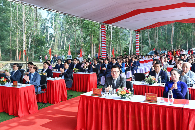 Các đồng chí lãnh đạo Báo Nhân Dân, tỉnh Tuyên Quang và các đại biểu tham dự buổi lễ.