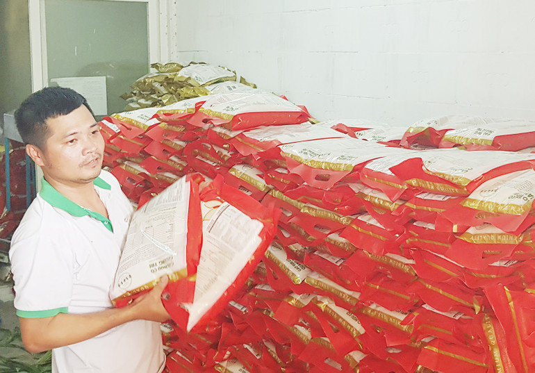 Nhân viên của công ty vận chuyển gạo lên container đưa vào cảng Đà Nẵng xuất khẩu.