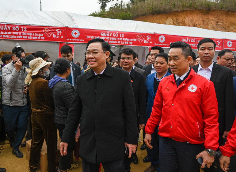 Chủ tịch Quốc hội Vương Đình Huệ và đoàn công tác đến dự Chương trình “Tết nhân ái” tại xã Trịnh Tường, huyện Bát Xát.