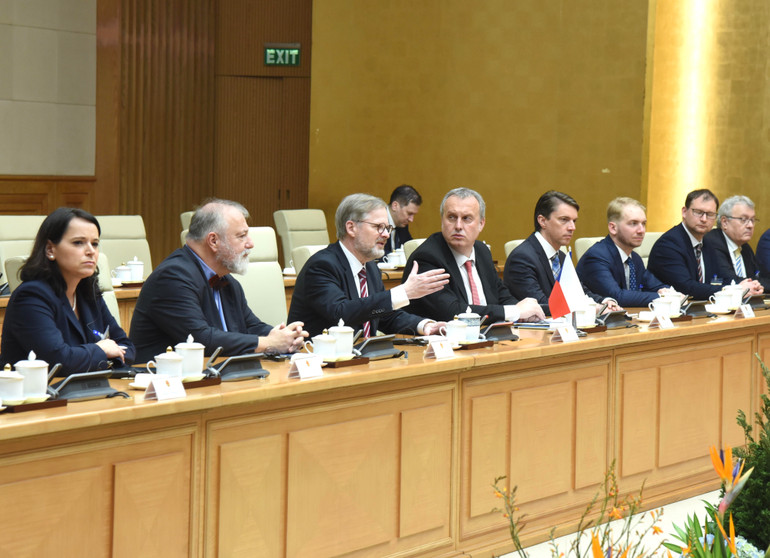 Thủ tướng nước Cộng hòa Séc Petr Fiala và các thành viên trong Đoàn tại cuộc hội đàm.