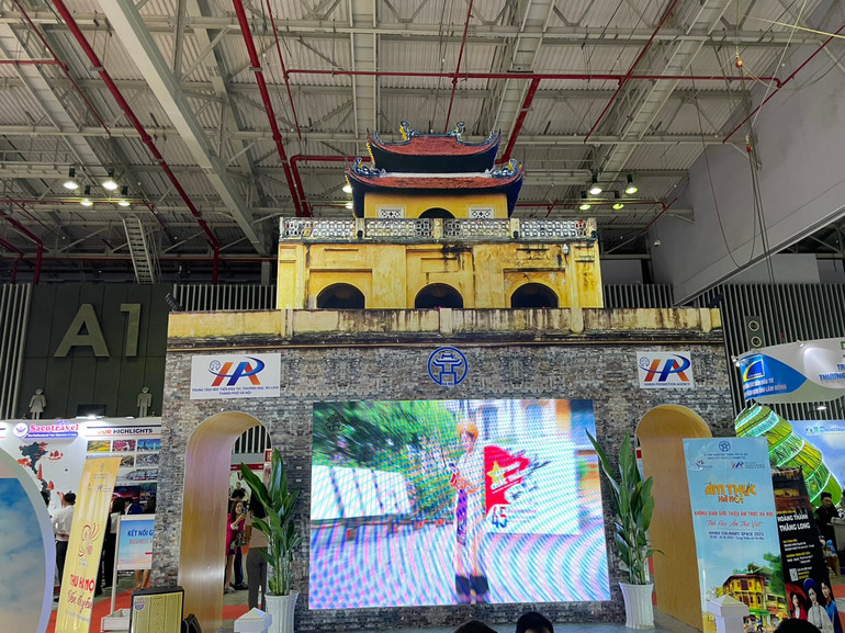 Các clip về du lịch Hà Nội được trình chiếu tại gian hàng của Hà Nội. (Ảnh: HPA)