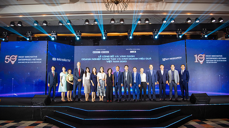 Các diễn giả, đại biểu và Ban Tổ chức chụp hình lưu niệm tại buổi lễ. Các diễn giả, đại biểu và Ban Tổ chức chụp hình lưu niệm tại buổi lễ.