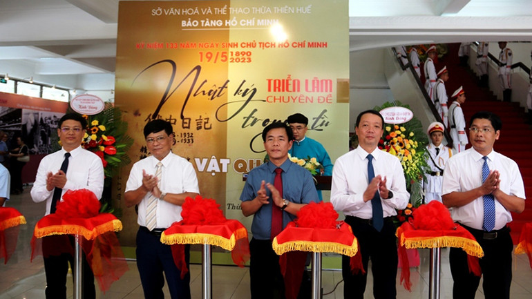 Cắt băng khai mạc triển lãm “Nhật ký trong tù - Bảo vật Quốc gia”.