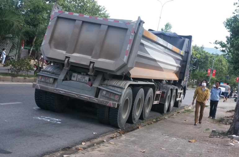 Lực lượng chức năng thực hiện công tác điều tra nguyên nhân dẫn đến vụ tai nạn. Lực lượng chức năng thực hiện công tác điều tra nguyên nhân dẫn đến vụ tai nạn.