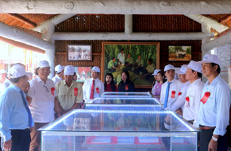 Các đại biểu tham quan “Nơi ở và làm việc của đồng chí Võ Văn Kiệt”. Các đại biểu tham quan “Nơi ở và làm việc của đồng chí Võ Văn Kiệt”.