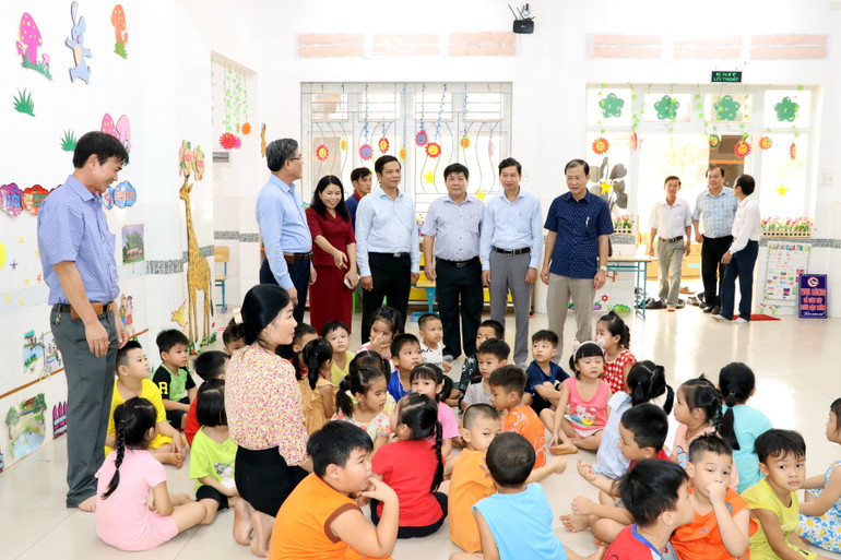 Chiều 11/4, các đồng chí trong Ban Thường vụ Huyện ủy Long Thành đã tiến hành kiểm tra việc lắp máy lạnh tại các phòng học.