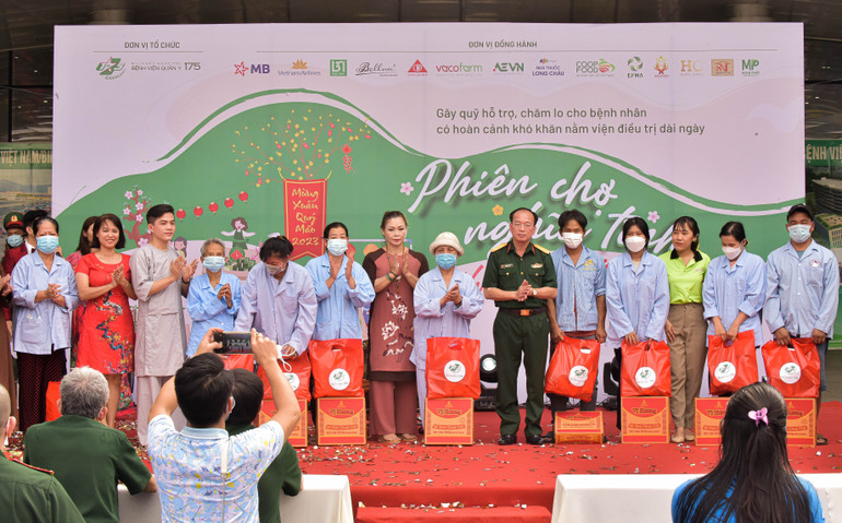 Lãnh đạo Bệnh viện 175 trao quà cho các bệnh nhân có hoàn cảnh khó khăn.