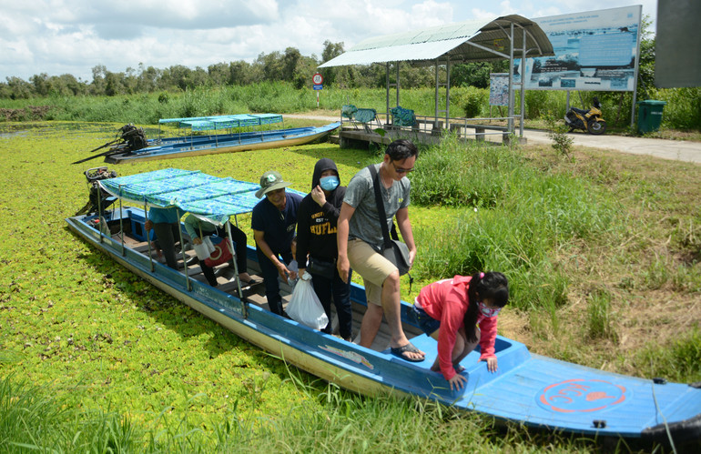 Du khách tham quan Vườn Quốc gia U Minh Thượng trước đây.