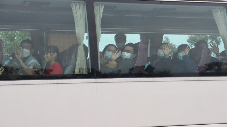 Chuyến xe yêu thương chở mọi người về với gia đình.