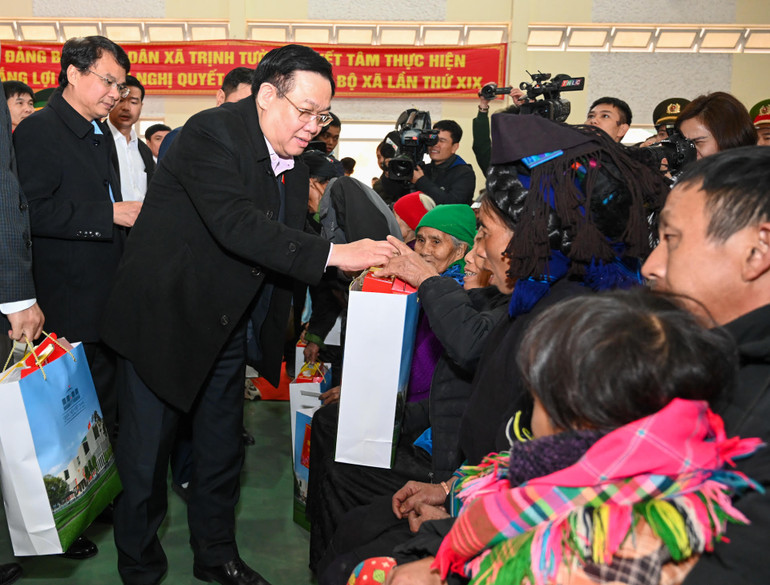 Chủ tịch Quốc hội Vương Đình Huệ trao tặng quà Tết cho đồng bào dân tộc có hoàn cảnh khó khăn tại chương trình.